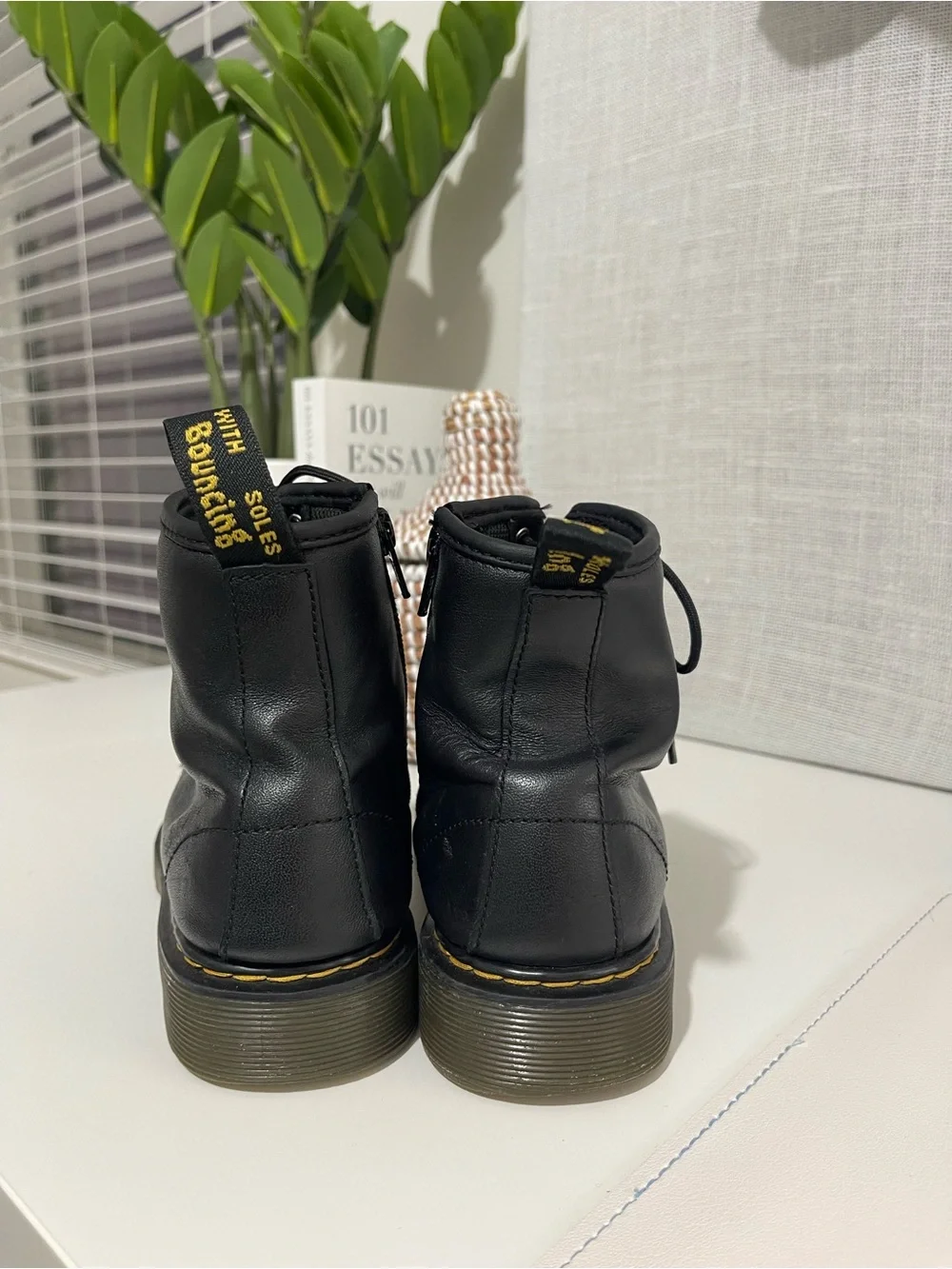 DR. MARTENS doc youth kids 4 black boots